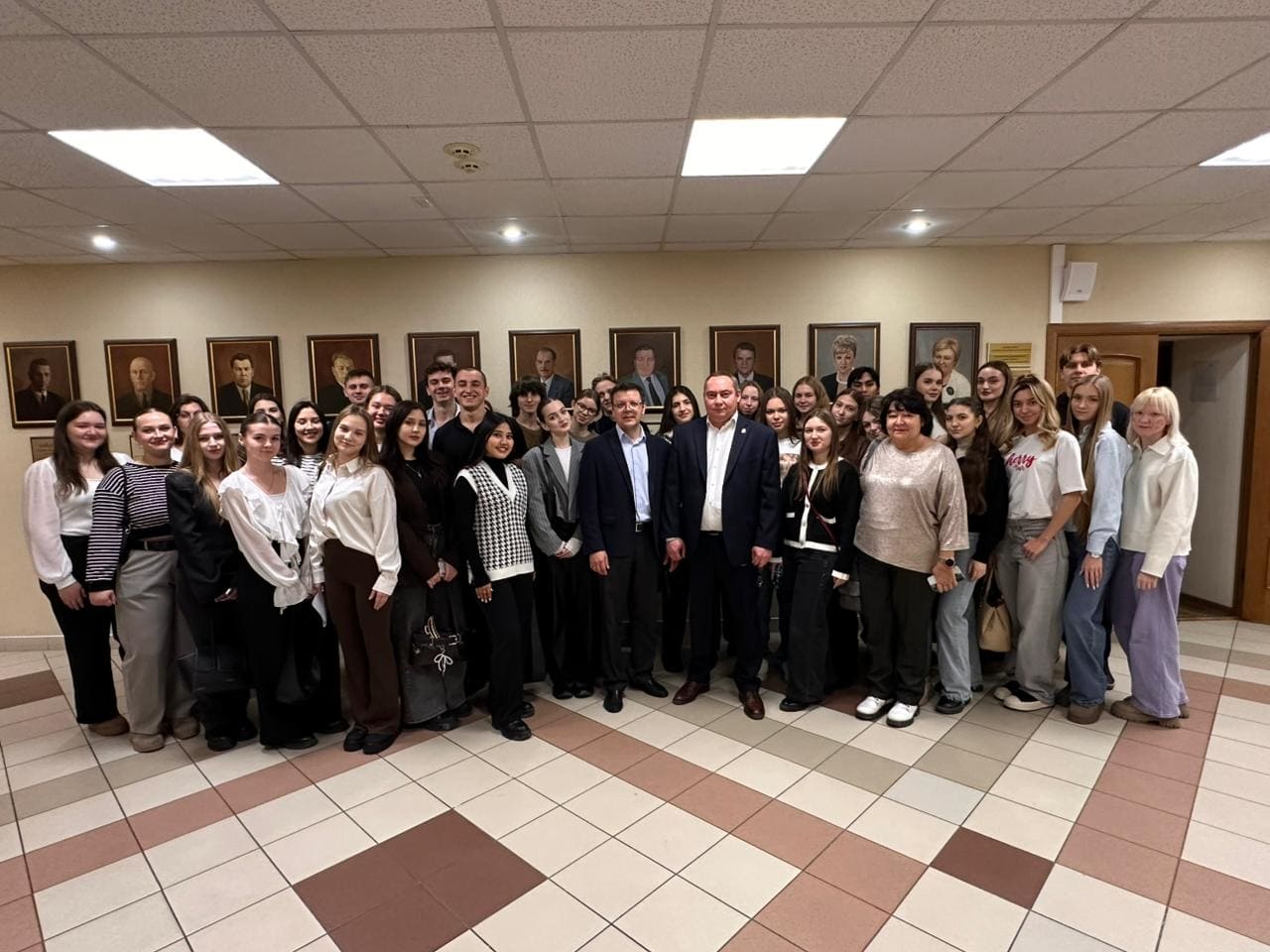 Экскурсия в профессию: студенты Омского филиала Финуниверситета посетили Министерство финансов Омской области