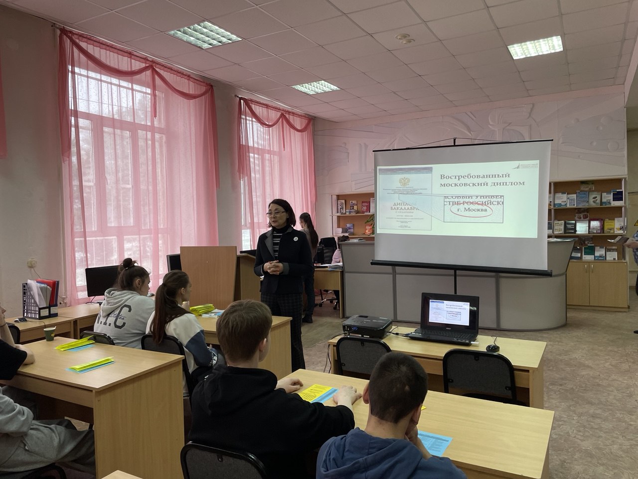 Омский филиал Финуниверситета провел профориентационное мероприятие для студентов колледжа