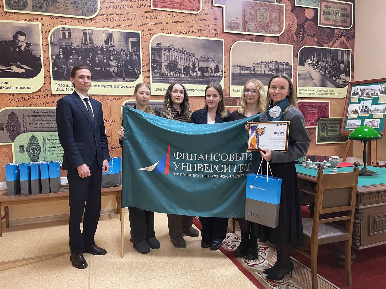 Команда Омского филиала Финуниверситета вошла в топ-5 всероссийского конкурса «ФинИгра» от Банка России